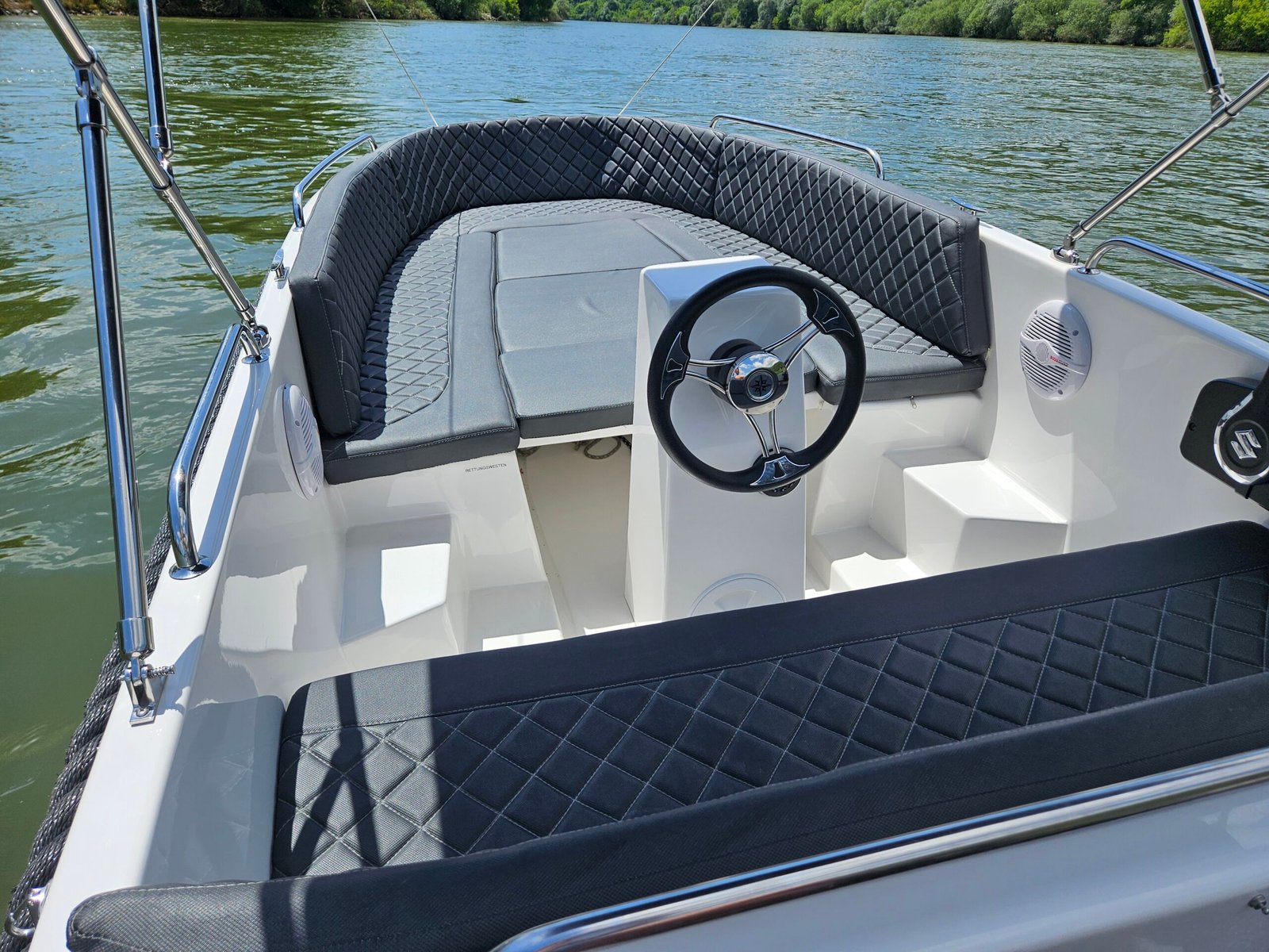 Ohne Führerschein mit dem Motorboot auf der Donau