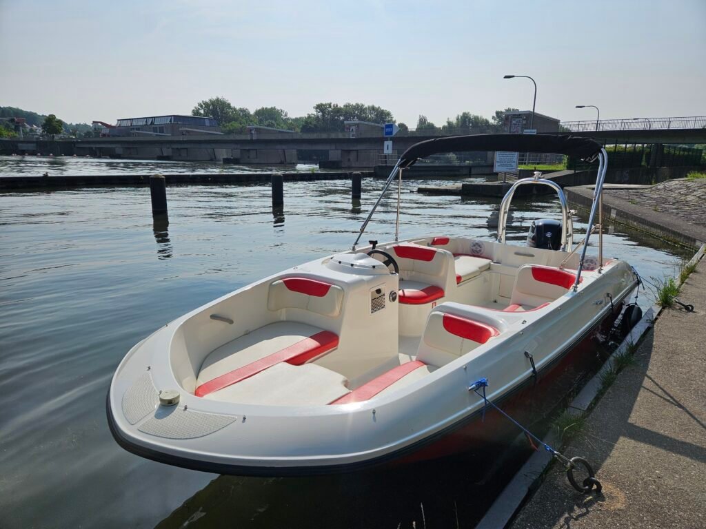 Bobby von Donauboot mit 100 PS